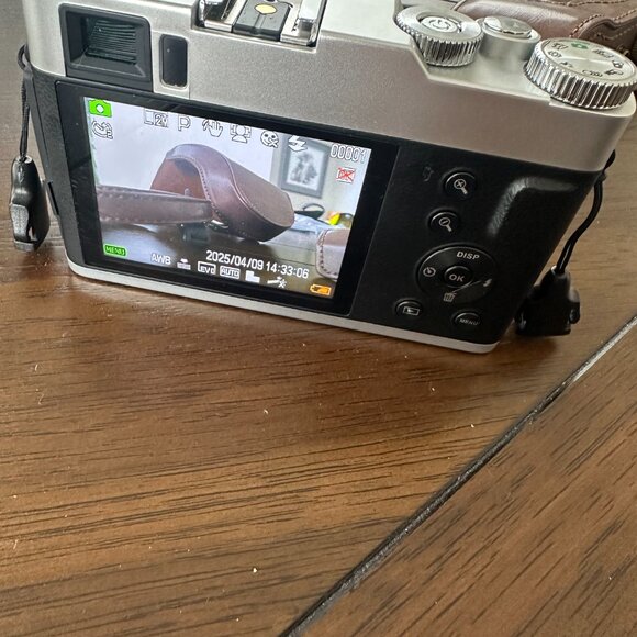 4K Digital Camera with Case - Picture 3 of 8